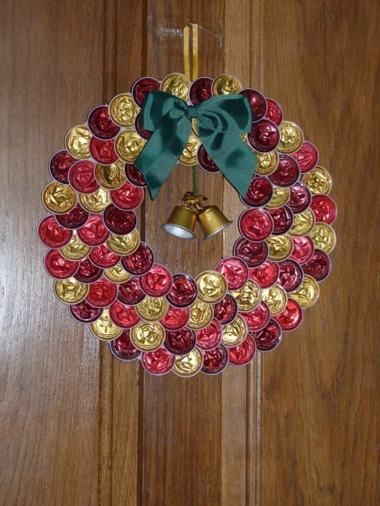 Upcycling Weihnachtskranz aus Kaffeekapseln an der Tür 