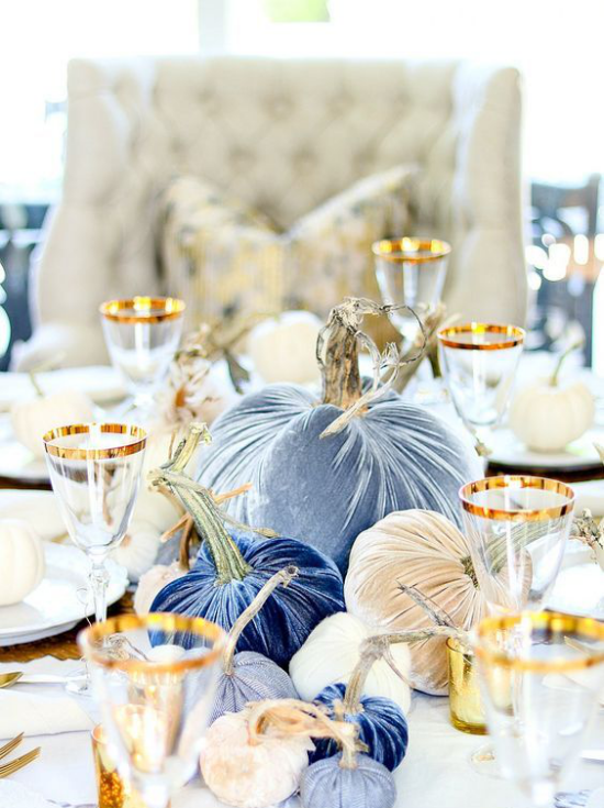 Esszimmer herbstlich dekorieren Esstisch schmücken Kürbisse in Blau gefärbt toller Blickfang schöne festliche Tischdeko