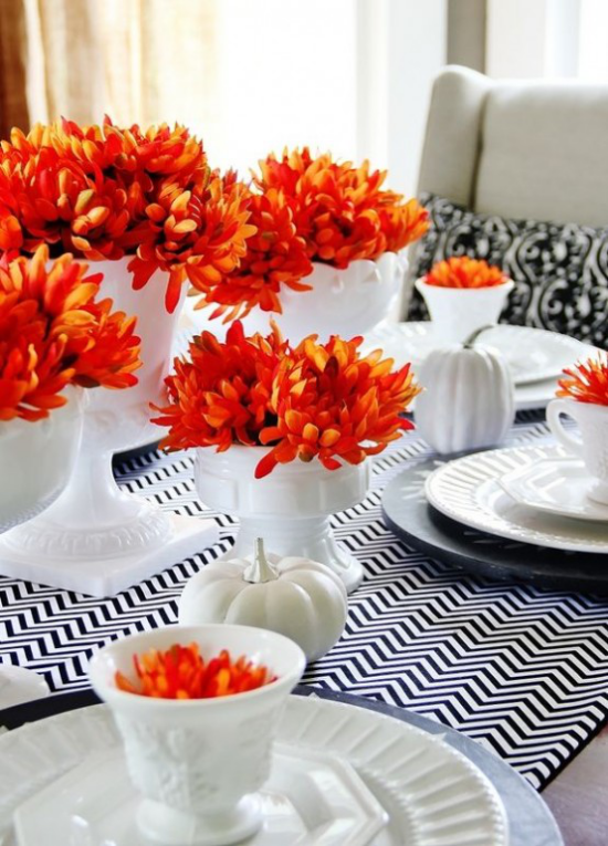 Esszimmer herbstlich dekorieren Esstisch schmücken orangefarbene Chrysanthemen schöner Blickfang Kontrast zu weißem Tafelgeschirr