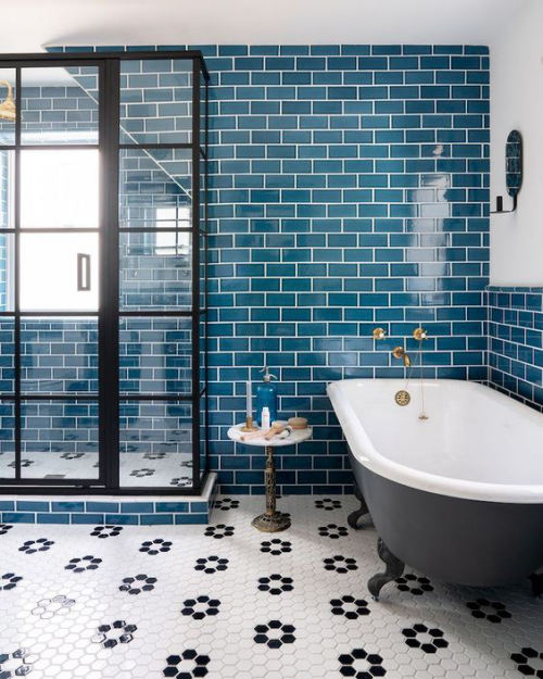 Fliesen-Akzente im Bad kreativ und gewagt blaue Metro-Fliesen Blickfang im Bad Glaswand Dusche Badewanne mit Löwenfüßen