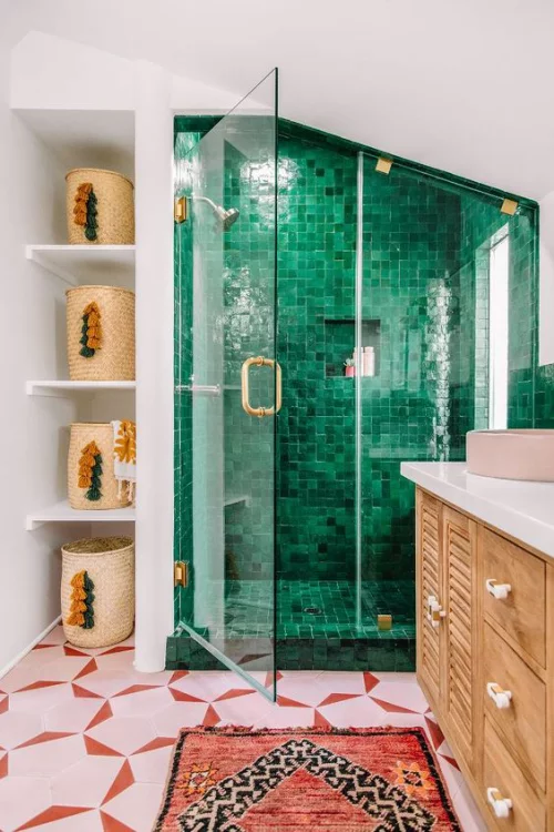 Fliesen-Akzente im Bad kreativ und gewagt die Duschecke visuell absondern durch dunkelgrüne Fliesen Glaswand