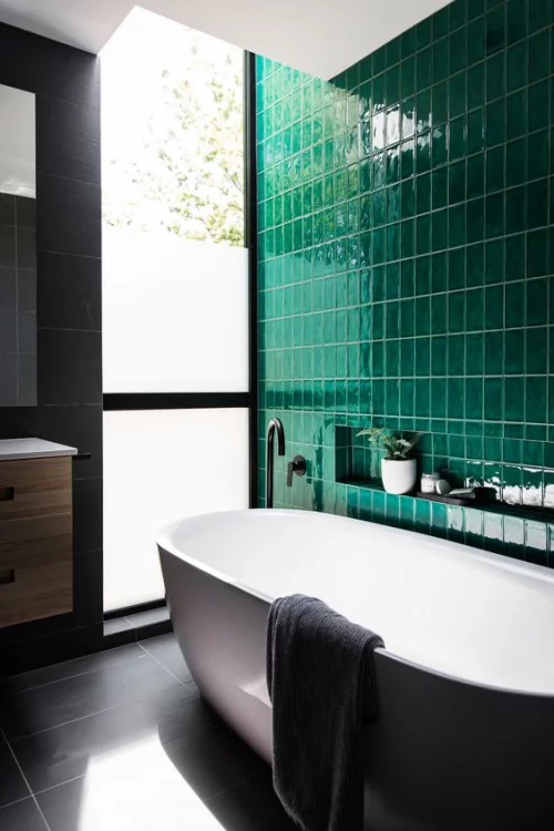Fliesen-Akzente im Bad kreativ und gewagt geflieste Wand in Dunkelgrün davor eine Badewanne