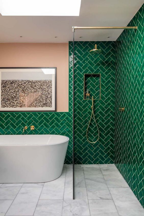 Fliesen-Akzente im Bad kreativ und gewagt schönes Baddesign Duschecke Glaswand dunkelgrüne Glanzfliesen graue Bodenfliesen Badewanne