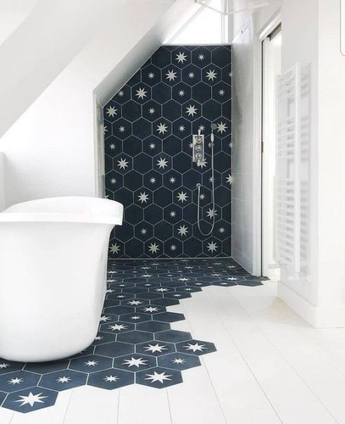 Fliesen-Akzente im Bad kreativ und gewagt tolles baddesign in Dunkelblau und Weiß hexagonale Fliesen fein gemustert