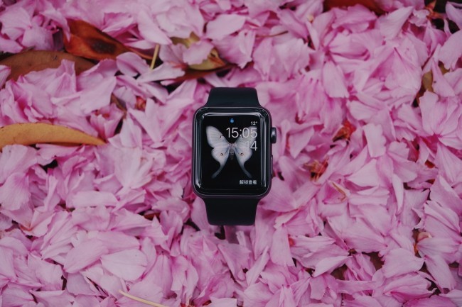 Gründe, warum jeder eine Smartwatch haben sollte moderne smartwatch auf bett aus rosen