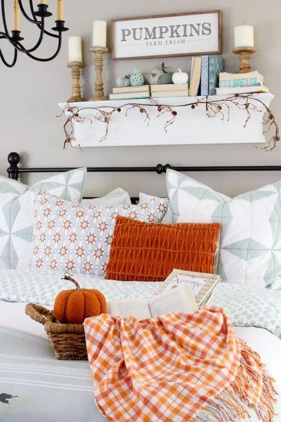 Herbstdeko im Wohnzimmer Orange als Akzent auf weißem Hintergrund sehr gemütlich ansprechend wohlige Atmosphäre