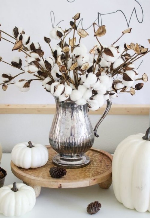 Herbstdeko in der Küche Retro-Tablett silberne Vase Kürbisse Zapfen schönes Arrangement