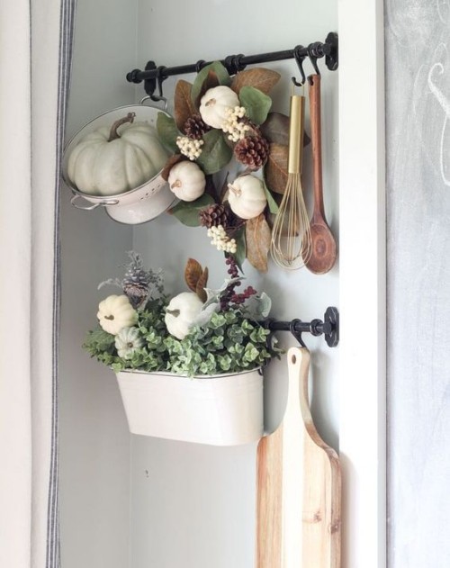 Herbstdeko in der Küche hängendes Arrangement Topf mit Kürbis gefüllt Blumenkasten geschmückt viel Grün