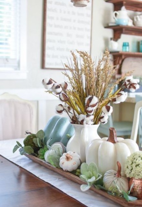 Herbstdeko in der Küche schönes Arrangement auf einem Holzbrett Vase Kürbisse etwas Grün