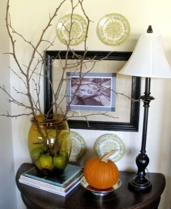 Hinreißende Herbstdeko Ideen auf dem Konsolentisch Lampe Deko Teller Vase mit Zweigen Äpfel Kürbis