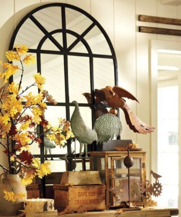 Hinreißende Herbstdeko Ideen gruselig mit Krähen bunte Blätter in Vase vor einem Spiegel