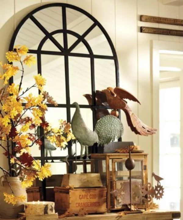 Hinreißende Herbstdeko Ideen gruselig mit Krähen bunte Blätter in Vase vor einem Spiegel