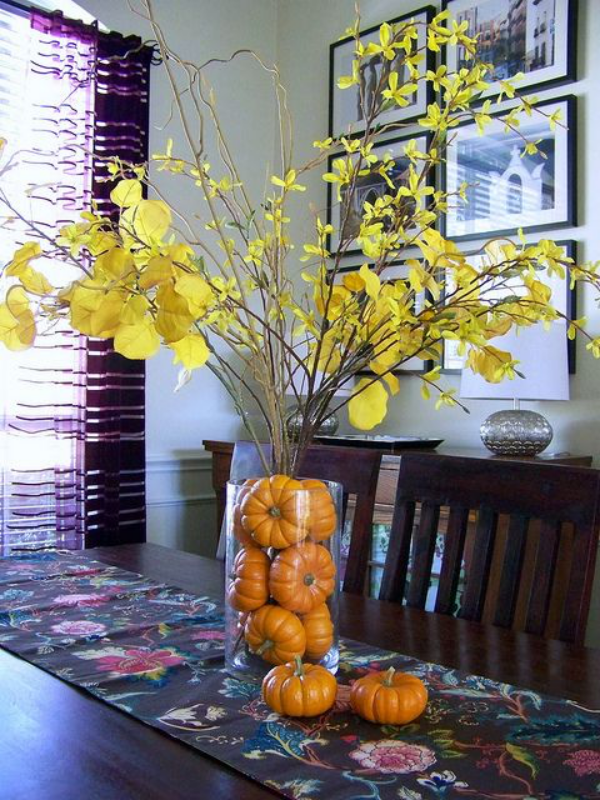 Hinreißende Herbstdeko Ideen mit bunten Blättern auf dem Esstisch Vase