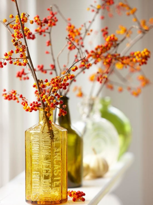 Hinreißende Herbstdeko Ideen mit gelben und roten Beeren im Glas ein sanftes herbst-Feeling