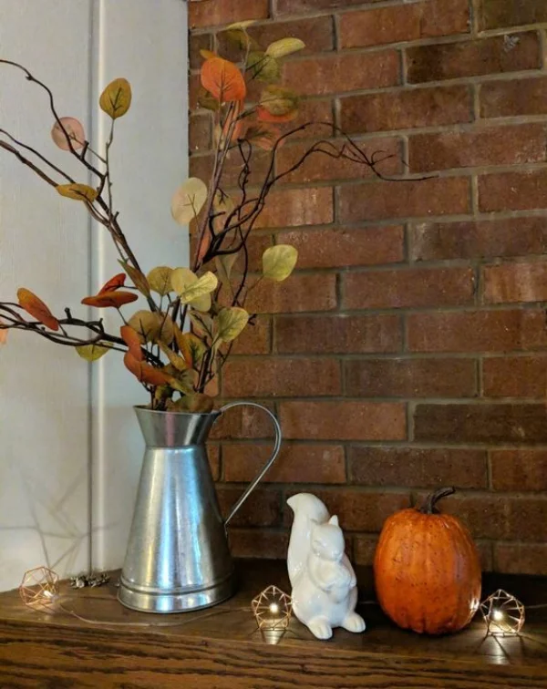 Hinreißende Herbstdeko Ideen rustikaler Herbstschmuck vor der Backsteinwand