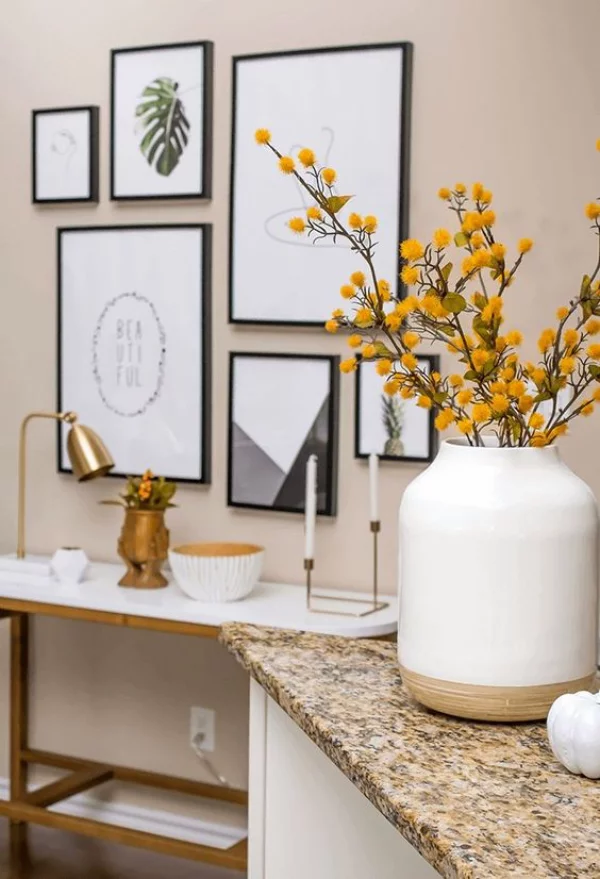 Hinreißende Herbstdeko Ideen schöne Wanddeko weiße Vase mit Zweigen gelbe Blüten herbstliches Flair