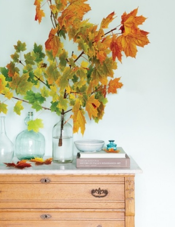 Hinreißende Herbstdeko Ideen unzählig in Vintage Glasflaschen Zweige mit bunten Herbstblättern