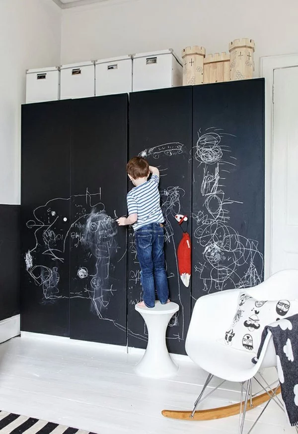 Kinderzimmer Möbel Kleidersrank Wände streichen Tafelfarbe magnetisch