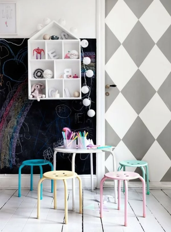 Kinderzimmer Tisch Hocker Pastellfarben Tafelfarbe kreative Wandgestaltung Tafelfolie