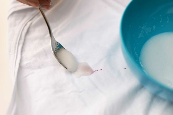 Kugelschreiber Flecken entfernen Essig Maisstärke Tintenfleck
