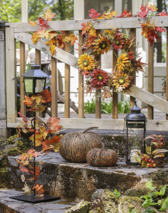 Laternen tolle Herbstdeko mit Laternen draußen Kranz am Zaun Kürbisse gutes Arrangement