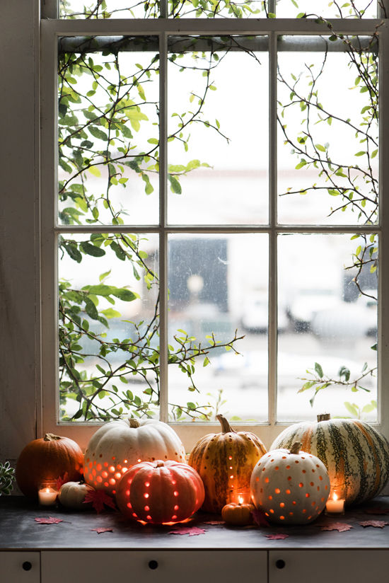 Laternen tolle Herbstdeko mit Laternen geschmitzte Kürbisse mit Teelichtern Halloween Deko auf der Fensterbank
