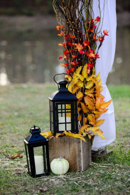 Laternen tolle Herbstdeko mit Laternen im Garten weiße Kerzen