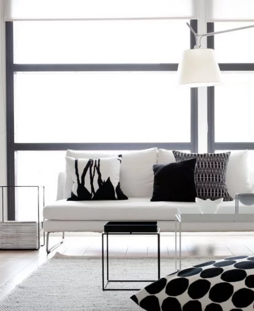 Minimalismus im Wohnzimmer Farbschema in Weiß und Hellgrau Deko Kissen in schwarz-weiß simpel gemustert