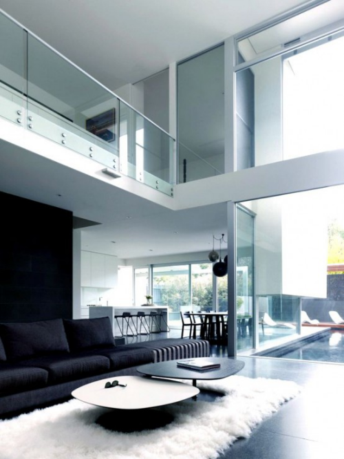 Minimalismus im Wohnzimmer in zwei Stockwerken offene Räume schlichtes Design klare Linienführung