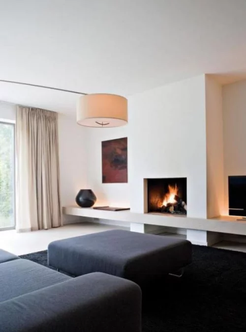 Minimalismus im Wohnzimmer perfektes Design eingebauter Kamin Wandbild daneben als Blickfang