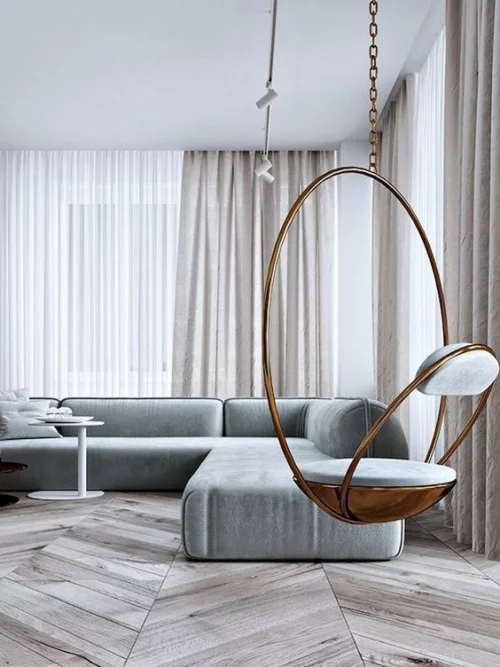 Minimalismus im Wohnzimmer perfektes Design reduzierte Möblierung Hängesessel im Vordergrund