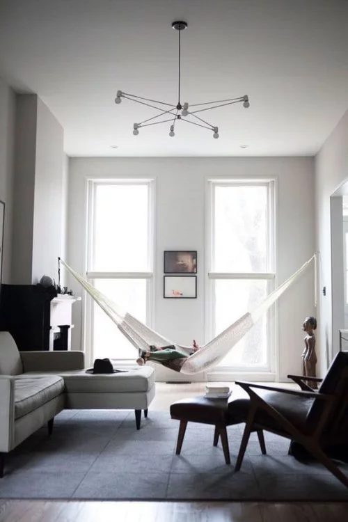 Minimalismus im Wohnzimmer perfektes Raumdesign Hängematte Ruhe Gelassenheit reduzierte Einrichtung Dekoration