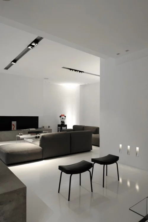 Minimalismus im Wohnzimmer perfektes Raumdesign eingebaute Lichter typische Raumbeleuchtung