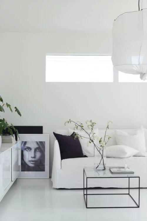 Minimalismus im Wohnzimmer schlichtes Design schwarz-weißes Farbschema Deko Kissen