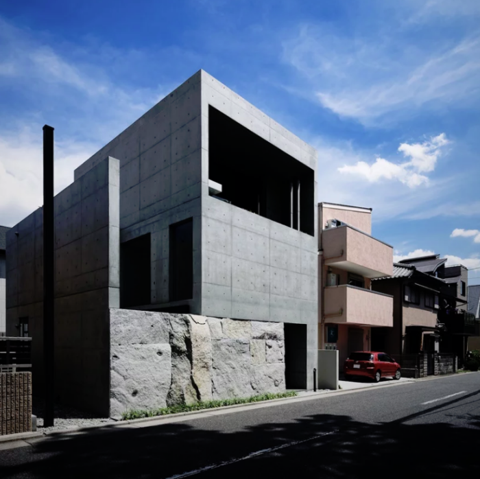 Minimalistisches Haus aus Stein und Beton in Japan auffälliges schlichtes Design zweistöckig Grundlage aus Stein Baukonstruktion aus Beton