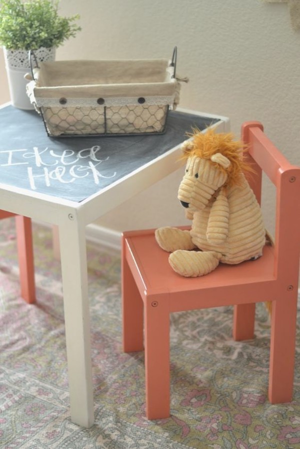 Tafelfarbe Kinderzimmer Möbel Tisch Kinderstuhl Spielzeug Kuscheltier Löwe