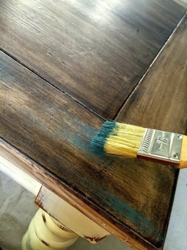 Was ist Kreidefarbe Fliesen mit Kreidefarbe streichen Holztisch streichen