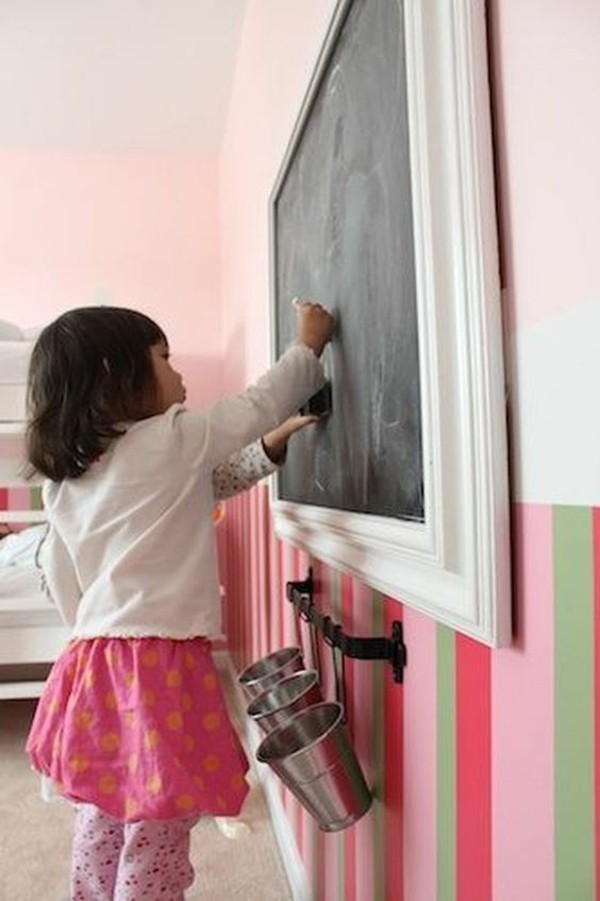 Wände streichen Kinderzimmer Kreidetafel Holzrahmen weiß Tafelfarbe