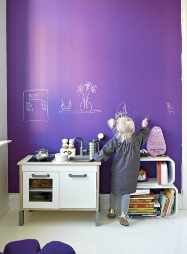 Wände streichen Kinderzimmer Wand violett Kreidetafel Tafelfarbe
