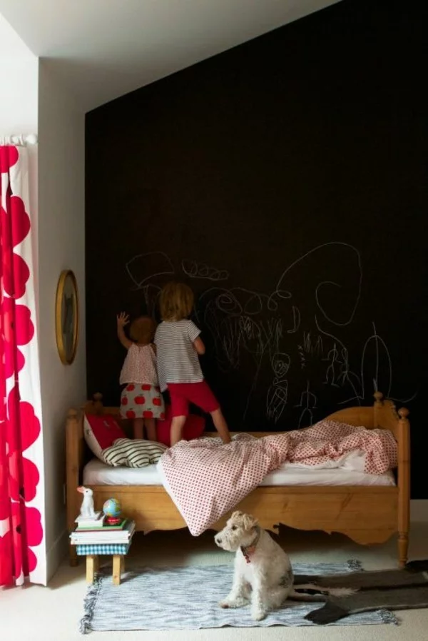 Wände streichen Tafelfarbe Kinderzimmer Bett Hund Akzentwand schwarz