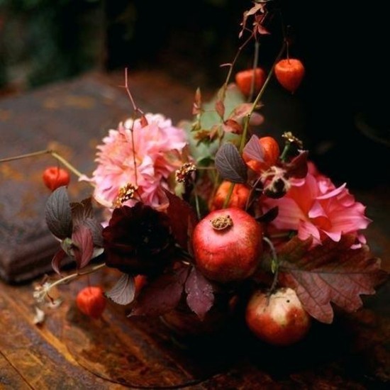 prächtige herbstgestecke idee mit herbstblumen und granatapfel