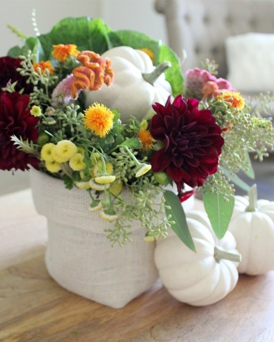 rustikale tischdeko mit weißen kürbissen und herbstblumen