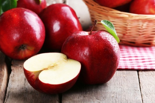Apfelallergie Symptome Apfelsorten Äpfel rot halbiert