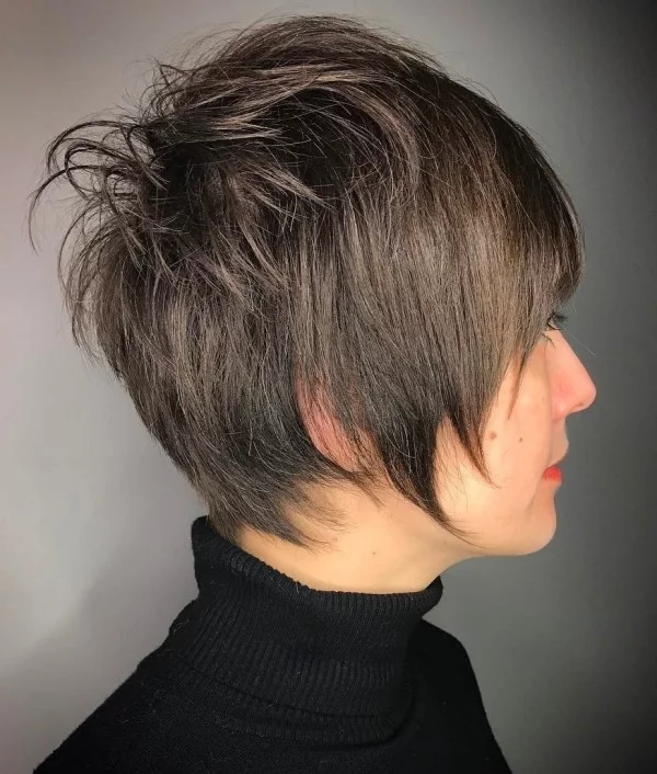 Aschengraue Haare modern geschnitten - Haarschnitte für dünnes Haar