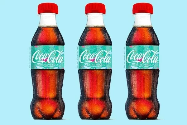 Coca-Cola produziert erste Flasche aus recyceltem Kunststoffabfall bio flaschen probe