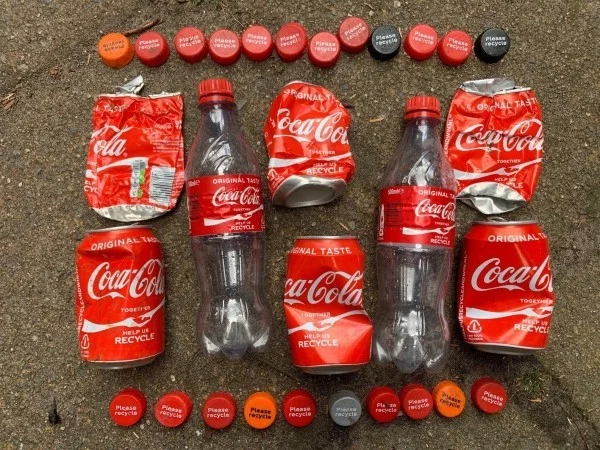 Coca-Cola produziert erste Flasche aus recyceltem Kunststoffabfall wegwerfflaschen und dosen von cola