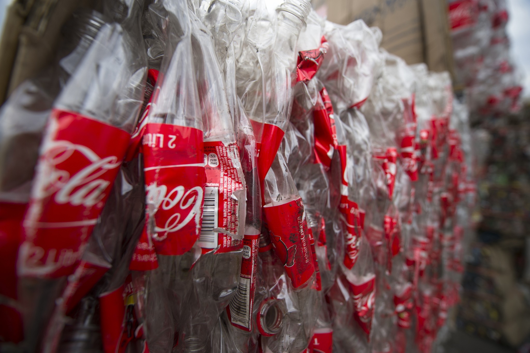Coca-Cola produziert erste Flasche aus recyceltem Kunststoffabfall