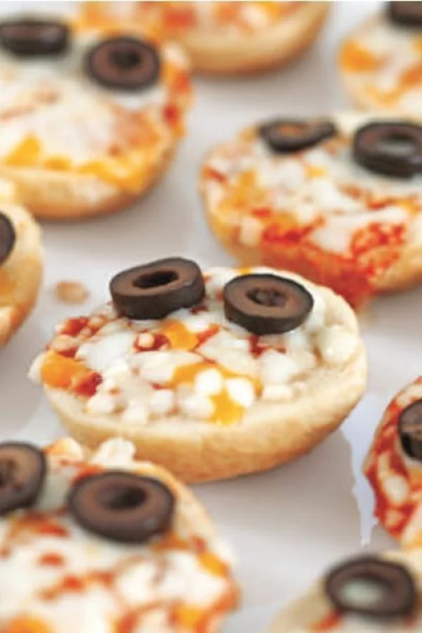 Halloween Snacks für Kinder kaltes Fingerfood Pizza Brötchen gruselig dekorieren