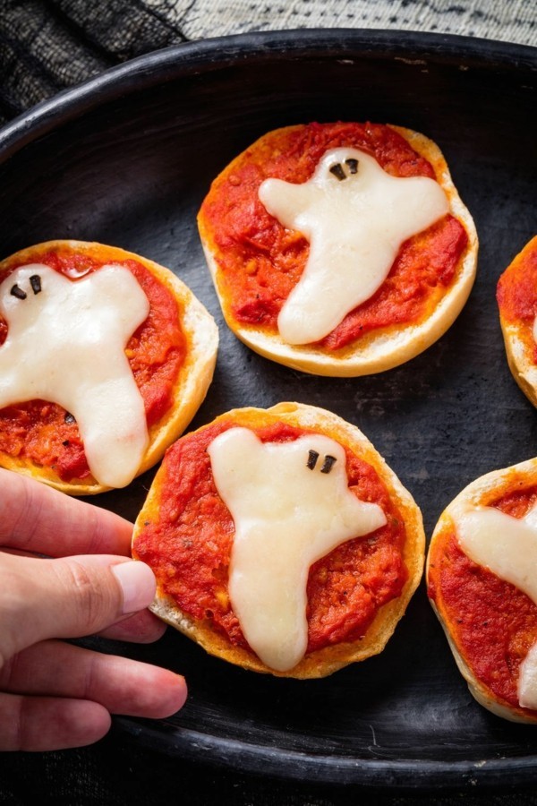 Halloween Essen Kinder Snacks für Halloween Fingerfood Pizza Gespenster