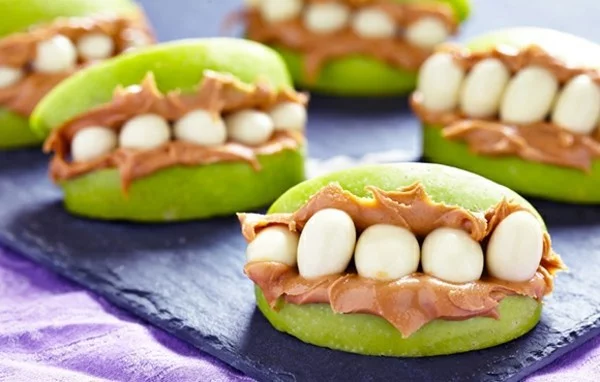 Halloween Snacks für Kinder gesundes kaltes Fingerfood Apfelscheiben als Monster Mund